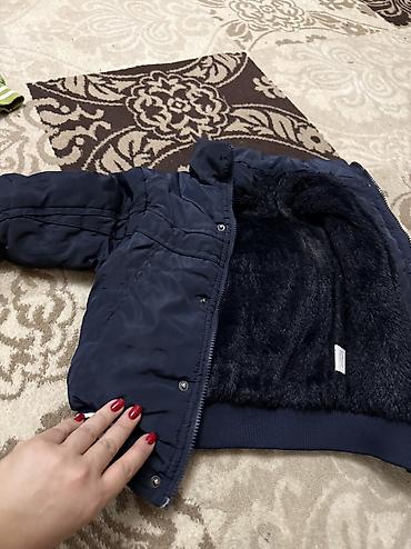 yeni kurtkalar: Usaq ust geyimleri 3 yas Usaq ucun 2 man Qalin kurtka 5 manat Ela — 5
