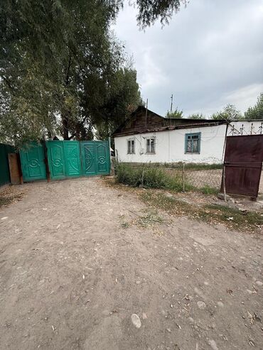 продаю дом дордой рынок: Дом, 60 м², 4 комнаты, Агентство недвижимости, Старый ремонт
