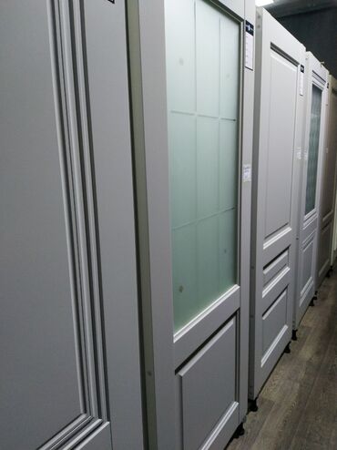 Otaq qapıları: Ağ rəngdə, şüşəli daxili qapı. Qapının şüşəsində dekorativ naxışlar — 9