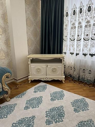 klasık uslubda konsol kamot: Klassik üslubda dekorativ şkaf-konsol - Rəng: krem/ivori - Material — 1