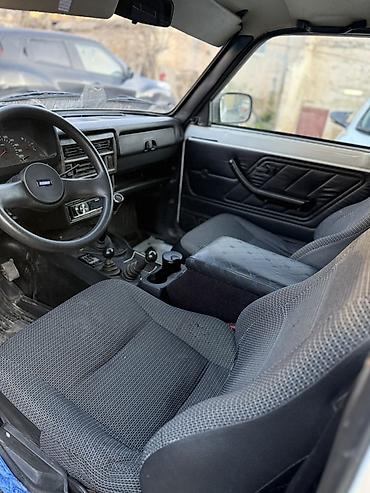 VAZ (LADA): LADA Niva 4x4, ağ rəng, 3 qapılı kuzov. Xüsusiyyətlər: - Daimi — 9