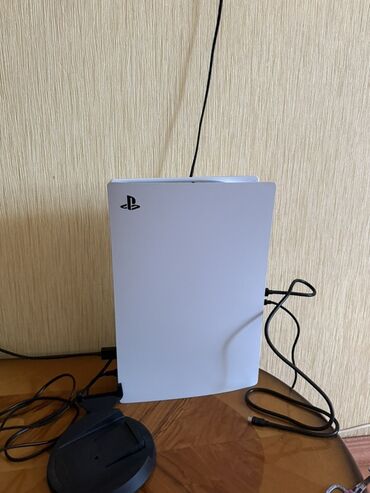 pls 5: Ağ rəngdə olan PlayStation 5 oyun konsolu. Konsolun yanında dayaq və