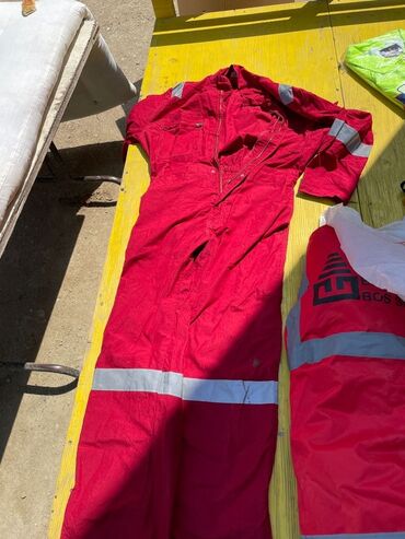 Botinkalar: Qara rəngdə uniseks təhlükəsizlik botları iş mühitində ayaqları — 19