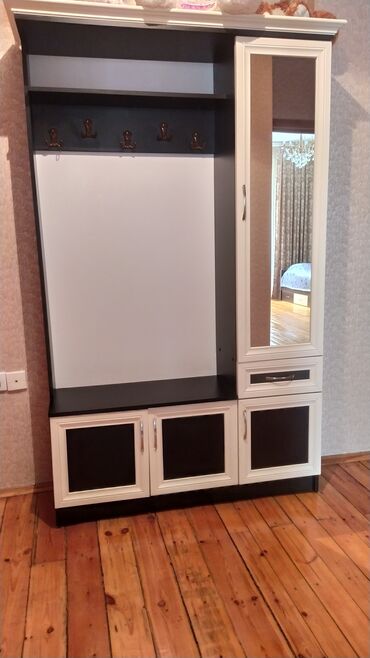 Dolablar: Açılan, 3 qapılı Düz dolab, Dəhliz dolabı