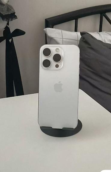 IPhone с тройным модулем камер Pro‑класса, цвет — светло‑серебристый