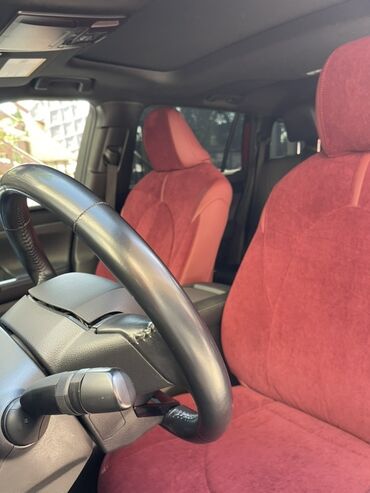 Аксессуары для салона: Чехлы цвет - Красный, Toyota
