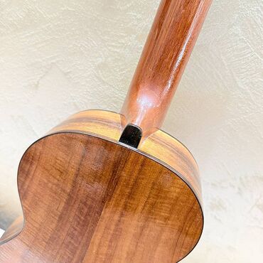 Gitare: Na prodaju ukulele sa srećnom detelinom! Veličina: 26 inča Prednja — 10