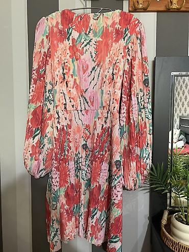 H&M. markasınındı.Xarıcden alınıb.1defe geyilib.Qadın .paltarı –