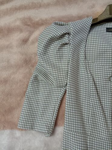 qadin jaket modelleri: Ağ və karamel rənglərdə kiçik qrafik naxışlı midi don. Donun qolları