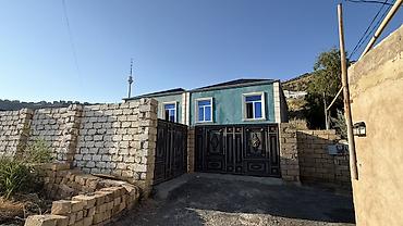 bayılda ev: Bayıl qəsəbəsində yanaşı yerləşən 2 ayrı həyət evi satılır. - Hər ev — 3