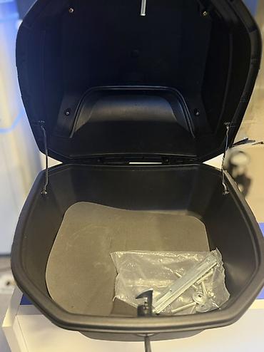 Ehtiyat hissələri: Moto skuter arxa baqaj qutusu (top case) - Rəng: ağ üst qapaq + qara — 4