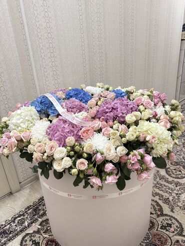 искусственые цветы: 🌸Продаётся роскошная композиция из свежих цветов🌸 Большая шляпная