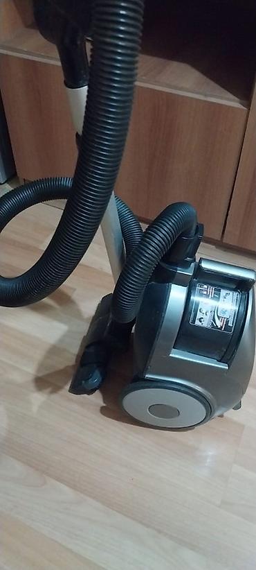 tossoran: Samsung tozsoran – 1800W gücündə, siklon tipli (kisəsiz) sistem. - Güc — 5