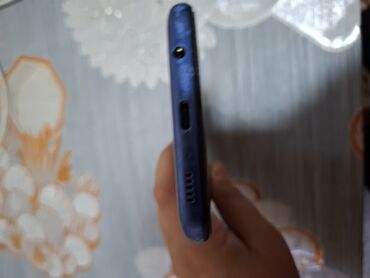 зарядка для айфона 5: Smartfonun yan tərəfi mavi rəngdə və qara açarla təsvir edilmişdir