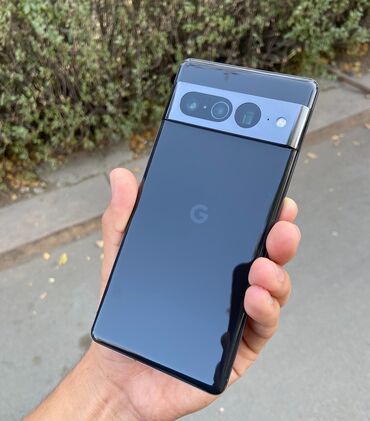 модели для фото: Google Pixel 7 Pro, Б/у, 128 ГБ, цвет - Черный, 1 SIM, eSIM