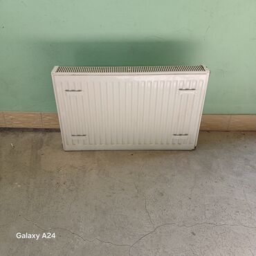 Tavalar: Ağ rəngli metal panel radiator. 80 sm uzunlugundadır. aşagısında