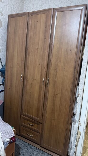 Спальные гарнитуры: Комплект мебели для спальни/гостиной: 1) Трёхстворчатый шкаф для