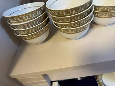 dish sets: Фарфоровый сервиз с золотым греческим орнаментом. На 12 персон — 2