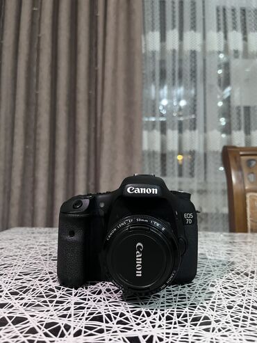 Fotokameralar: Canon 7D 600 azn kameranın heç bir problemi yoxdur üstünde 50mm -