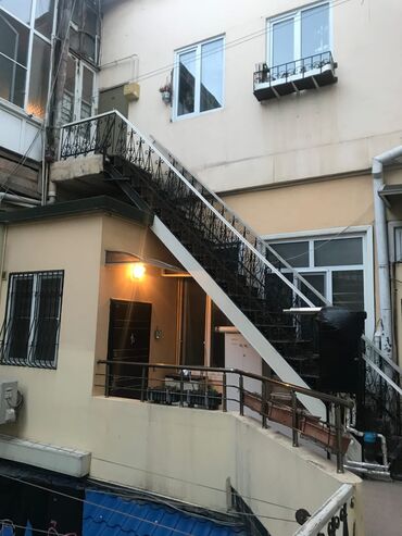 Binalar: Tarixi mərkəzdə yerləşən küçə mənzərəsi olan kommersiya obyektləri və — 11