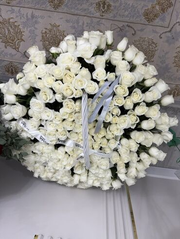 сколько стоит букет из бабочек: Изысканный букет из множества свежих белых роз, перевязанный лентами