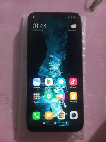 редмт 8: Смартфон Xiaomi Redmi Note 7 в белом цвете с черным дисплеем. Оснащен