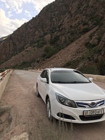 электромобиль neta: Белый электромобиль BYD E5 160 квт 🔥 в кузове седан. Оснащен