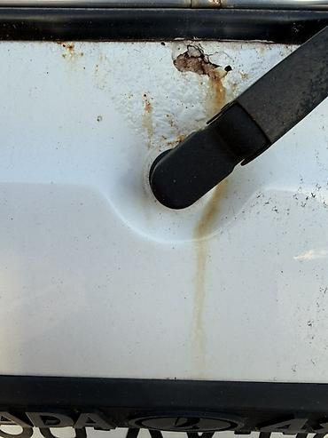 VAZ (LADA): LADA Niva 4x4, ağ rəng, 3 qapılı kuzov. Xüsusiyyətlər: - Daimi — 8