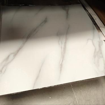 Ostalo: Podne obloge gumirane 
Samolepljive 
Cena po komadu 650 din
60*60cm — 3