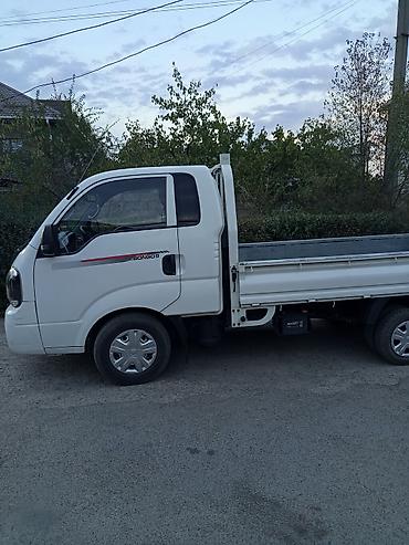 she: Бортовой грузовик Kia Bongo III, белого цвета, в компактном формате — 3