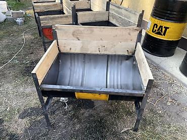 Уйга акырлар Кормушки/поилки для скота из полубочек на металлическом at lalafo.kg Уйга акырлар Кормушки/поилки для скота из полубочек на металлическом