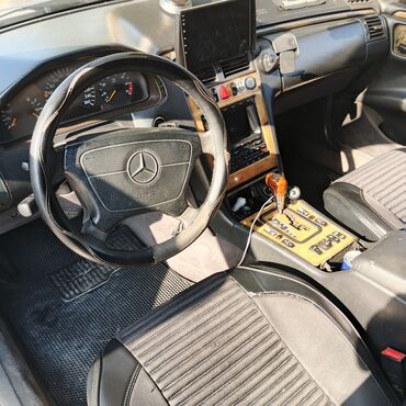 Mercedes-Benz: Mercedes-Benz E-Class: 3.2 l | 1998 il Sedan — 4