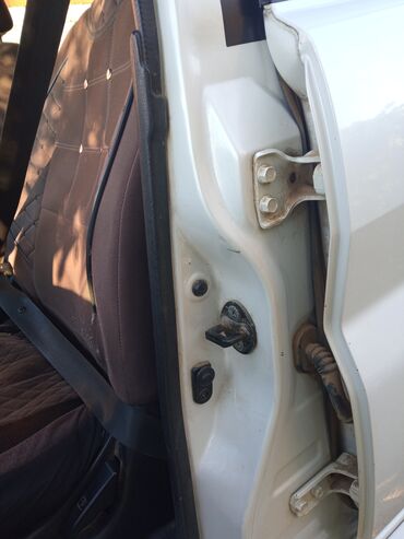 Mitsubishi: Ağ rəngli, 4 qapılı Mitsubishi Pajero SUV. Avtomobilin arxa hissəsində — 7