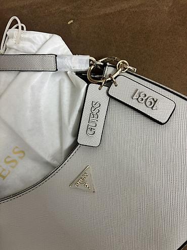 GUESS ženska torba preko ramena - Model: baguette/saddle silueta -