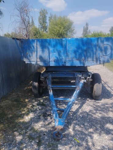 ot biçən traktor: Kənd təsərrüfatı məqsədləri üçün nəzərdə tutulmuş, mavi rəngli