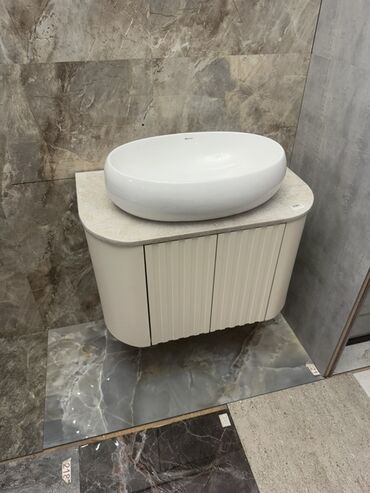 Hamam üçün kranlar: Oval formalı ağ rəngli keramika lavabo və ağ rəngli iki qapılı şkaf