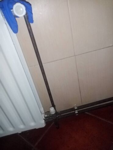 Oprema za grejanje: Ostalo od grejanja, pumpa, boca, cevi radijatori, kolena, manometar — 18