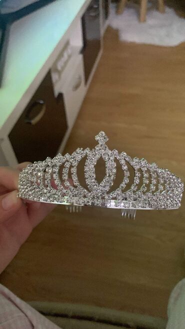 Aksesoari za kosu: Krune sve po 1400din na lalafo.rs — 7 Aksesoari za kosu: Krune sve po 1400din — 7