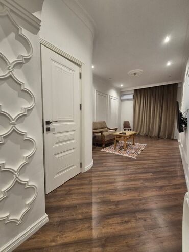 Uzunmüddətli kirayə mənzillər: SATILIR. Tibb universitetinin yani. 2 otagli 65 kv m. Mertebe 15/18 — 8