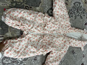 готовая сумка в роддом: Теплый детский комбинезон-конверт с капюшоном. - Цвет: молочный фон с