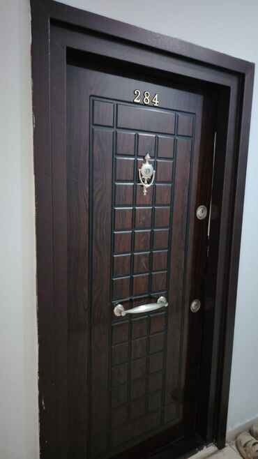 tahta qapılar: Giriş qapısı – metal konstruksiya, ağac naxışlı dekor paneli ilə -
