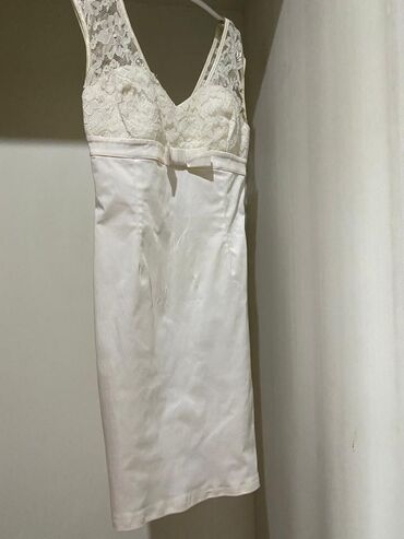 атласное платье со шлейфом: Атласная белое платье 
Отлично сидит
размер 42