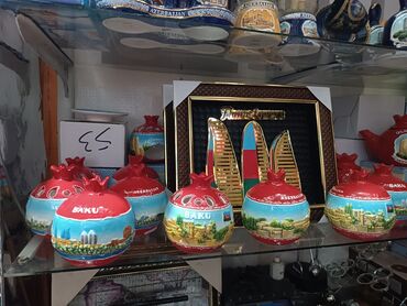 Yolka işıqları: Azərbaycan suvenir kolleksiyası - Rəngarəng keramika nar fiqurları