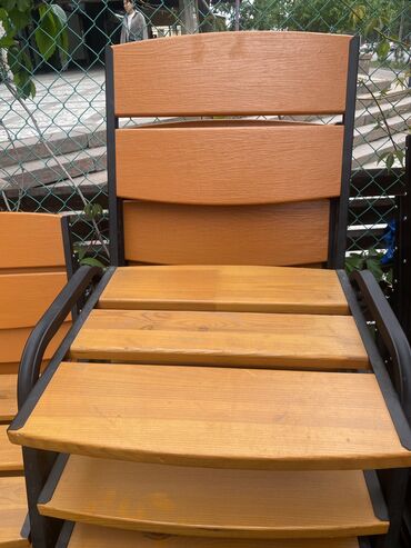 оборудование для бизнес: Продаются стулья дерево металл, состояние новых - 1.500 сом за 1
