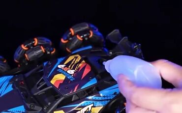 пультывые машины: Игрушка автомобиль- перевёртыш для трюков с распылением дрифта