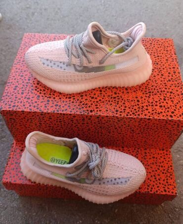 converse patike run star motion platform: Decije Yezzy
31-36
Cena 3700 din 
sd
szd