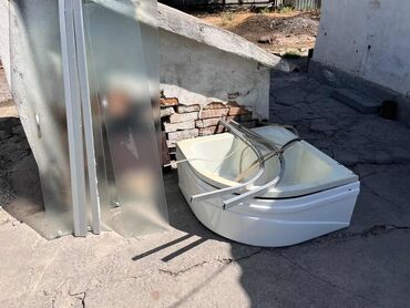 полки для душа: Угловой душевой поддон белого цвета, дополненный стеклянной дверью