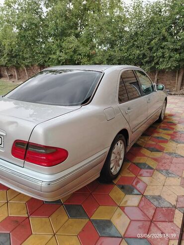 Mercedes-Benz: Mercedes-Benz E 240: 2.6 l | 2000 il Sedan — 13