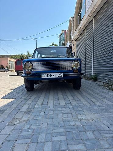 yan şuşə: VAZ 21011, mavi rəng, sedan kuzov. Xüsusiyyətlər: - Klassik dairəvi — 1