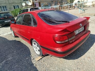 тойота малолитражка: Автомобиль Toyota Carina E красного цвета, четырехдверный седан